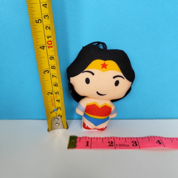 2021 McDonald’s Happy Meal Toy Characters DC SUPER HERO Wonder woman - Picture 4 of 4